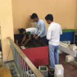 金轴丽苑工程师与ITC（柬埔寨技术研究所）工作人员一起确保砖测试符合正确的标准。